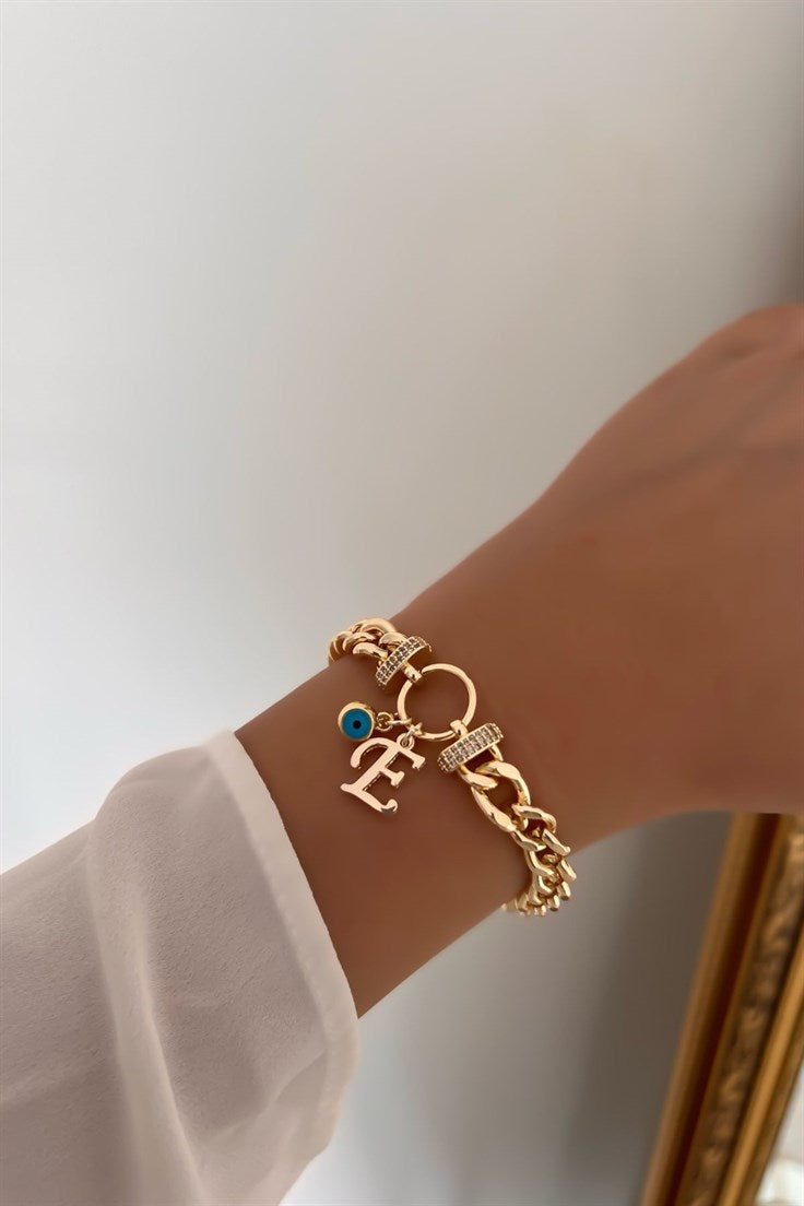 Elegantes Armband aus hochwertigem, wasserfestem Edelstahl mit einem stilvollen Buchstaben E als Anhänger . Perfektals Anhänger. Perfekt für den Alltag oder als persönliches Geschenk – langlebig, rostfrei und zeitlos schön.