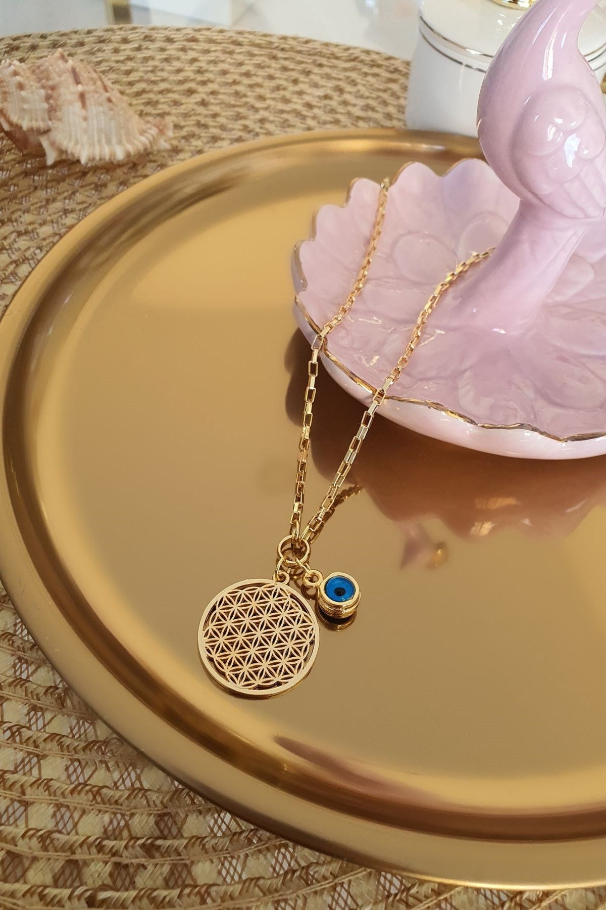 Wunderschöne Kette mit einem filigranen Anhänger aus vergoldetem Edelstahl. Der blaue Anhänger verleiht dem Schmuckstück eine elegante und zugleich verspielte Note. Perfekt als Glücksbringer oder stilvolles Accessoire für jeden Anlass.
