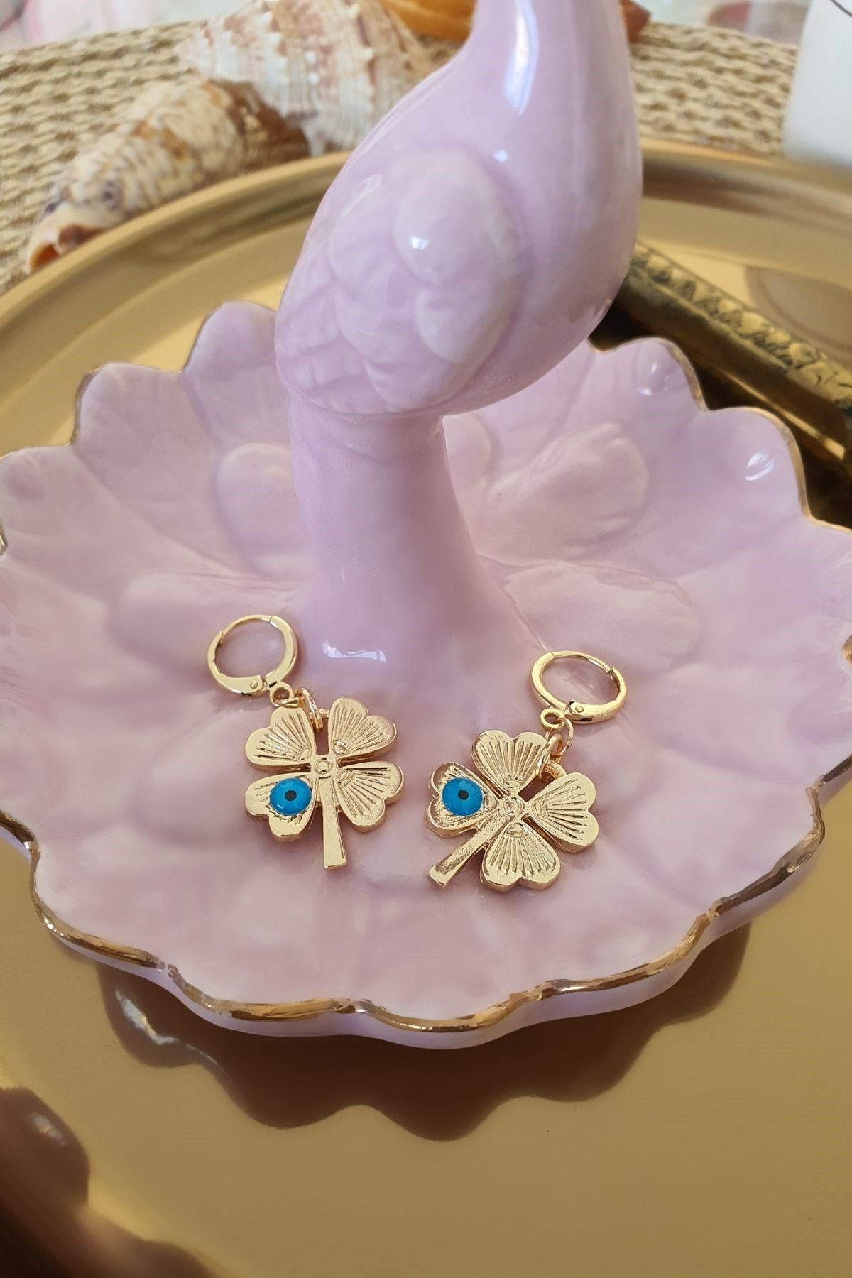 Wunderschöne Ohrringe mit einem filigranen Kleeblatt-Anhänger aus vergoldetem Edelstahl. Die blauen Perlen verleihen dem Schmuckstück eine elegante und zugleich verspielte Note. Perfekt als Glücksbringer oder stilvolles Accessoire für jeden Anlass.