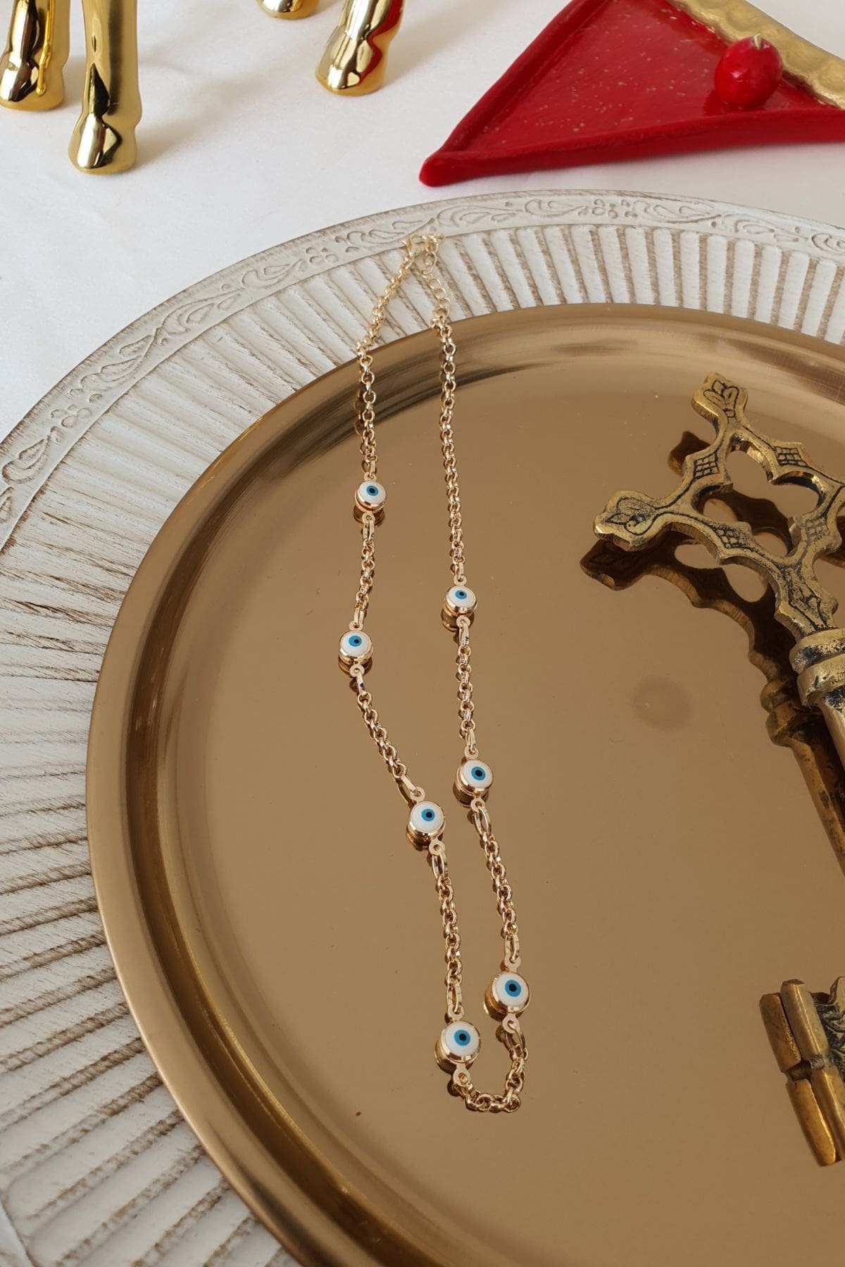 Goldene Kette weißen Nazar-Steinen