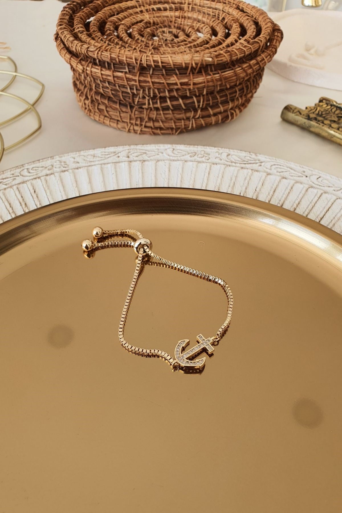 Goldenes Anker-Armband mit funkelnden Zirkonsteinen