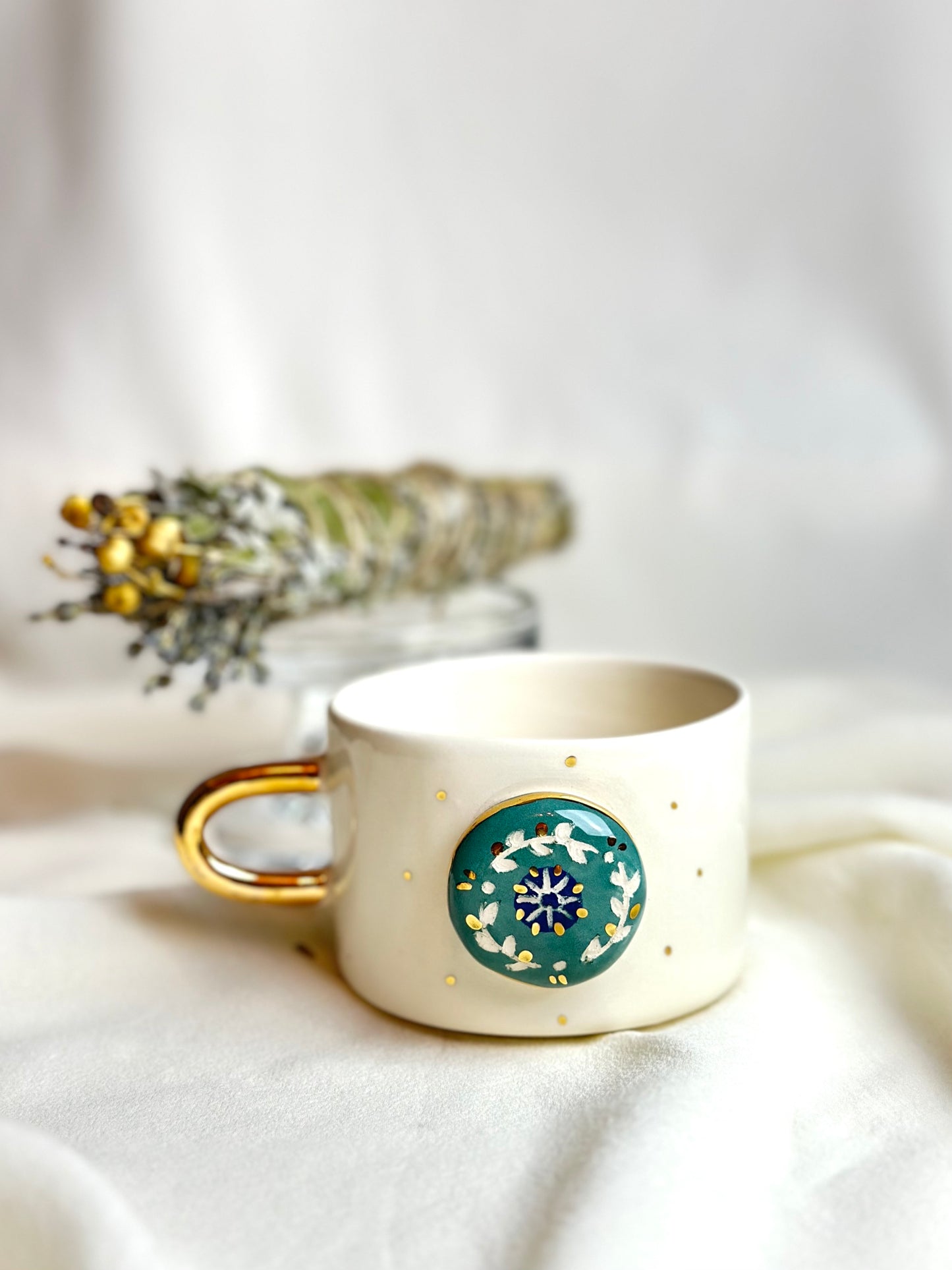 Handgemachte Keramiktasse Green Button verziert mit 24 Karat Gold