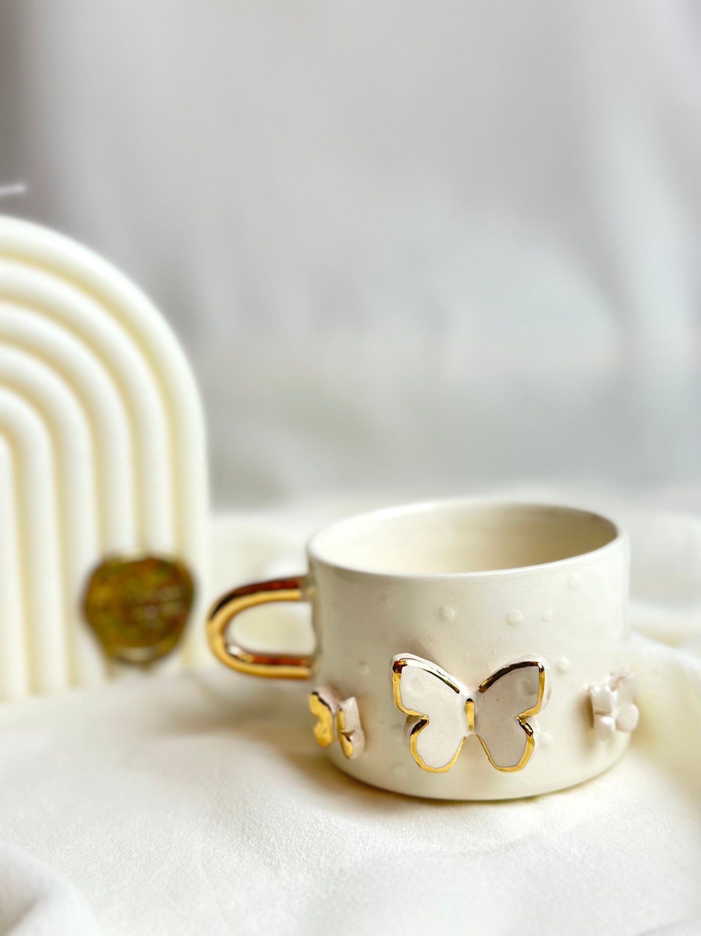 Handgemachte Keramiktasse three Butterflys verziert mit 24 Karat Gold