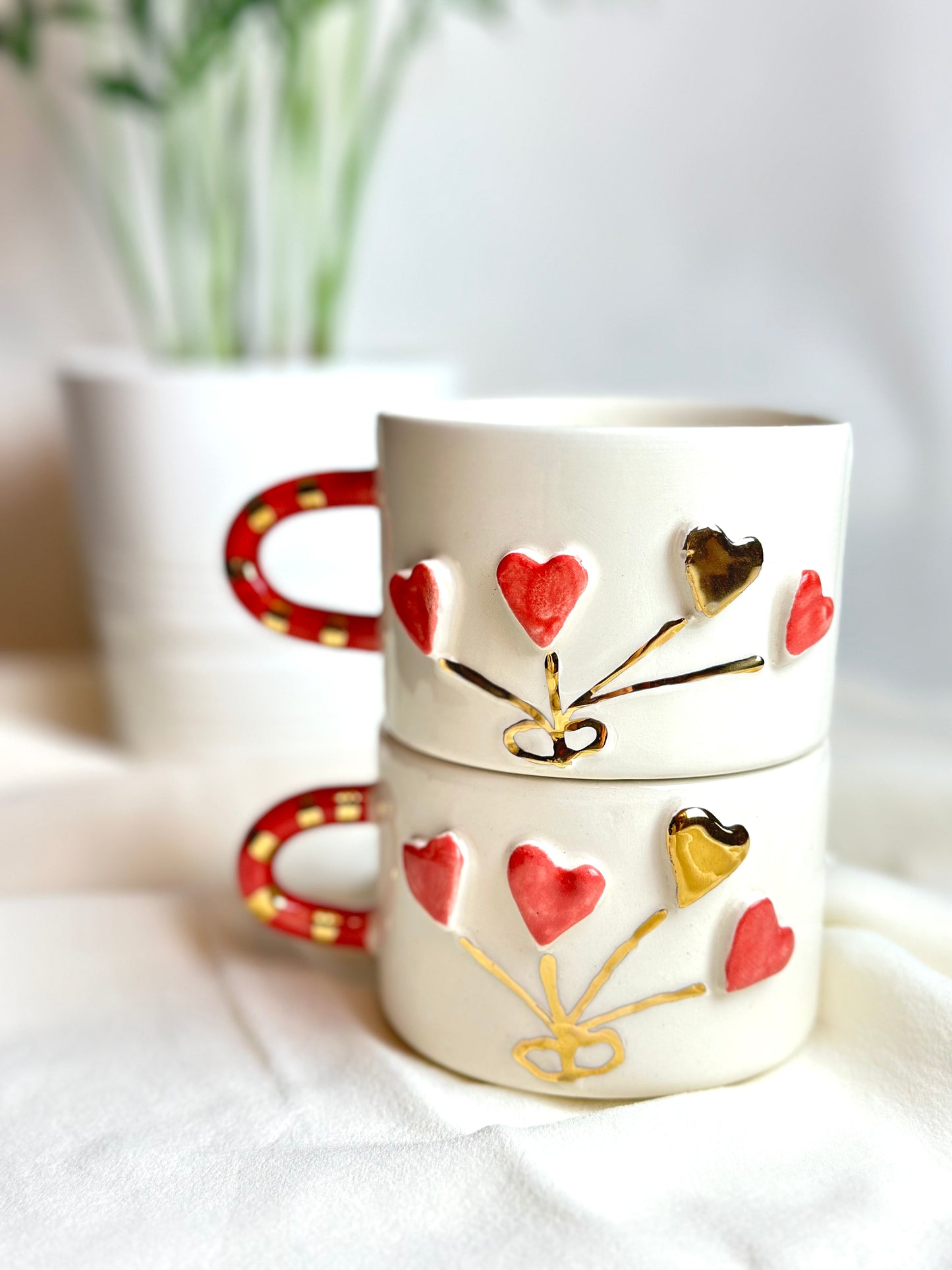 Handgemachte Keramiktasse lovely gold verziert mit 24 Karat Gold