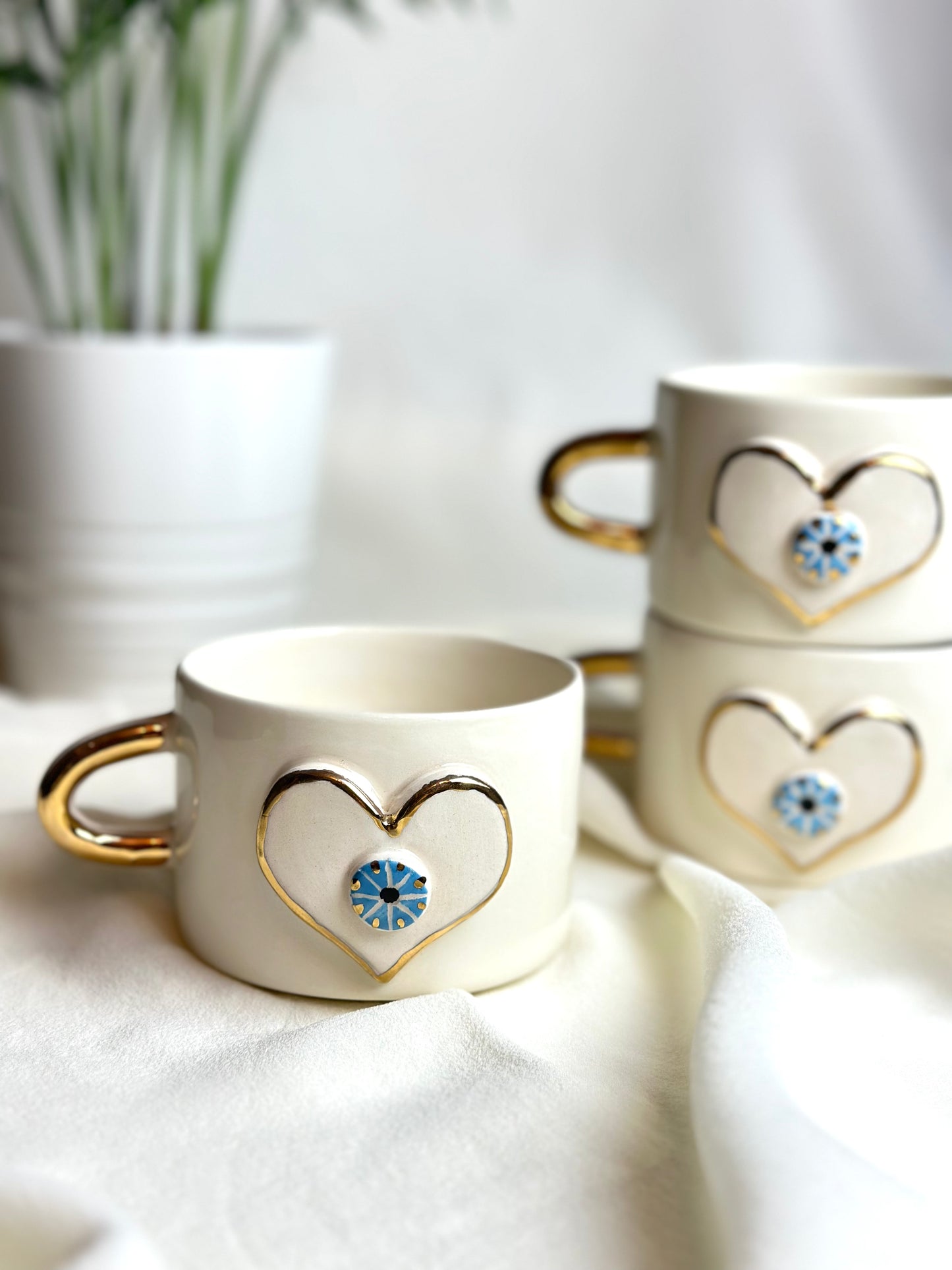 Handgemachte Keramiktasse White heart verziert mit 24 Karat Gold