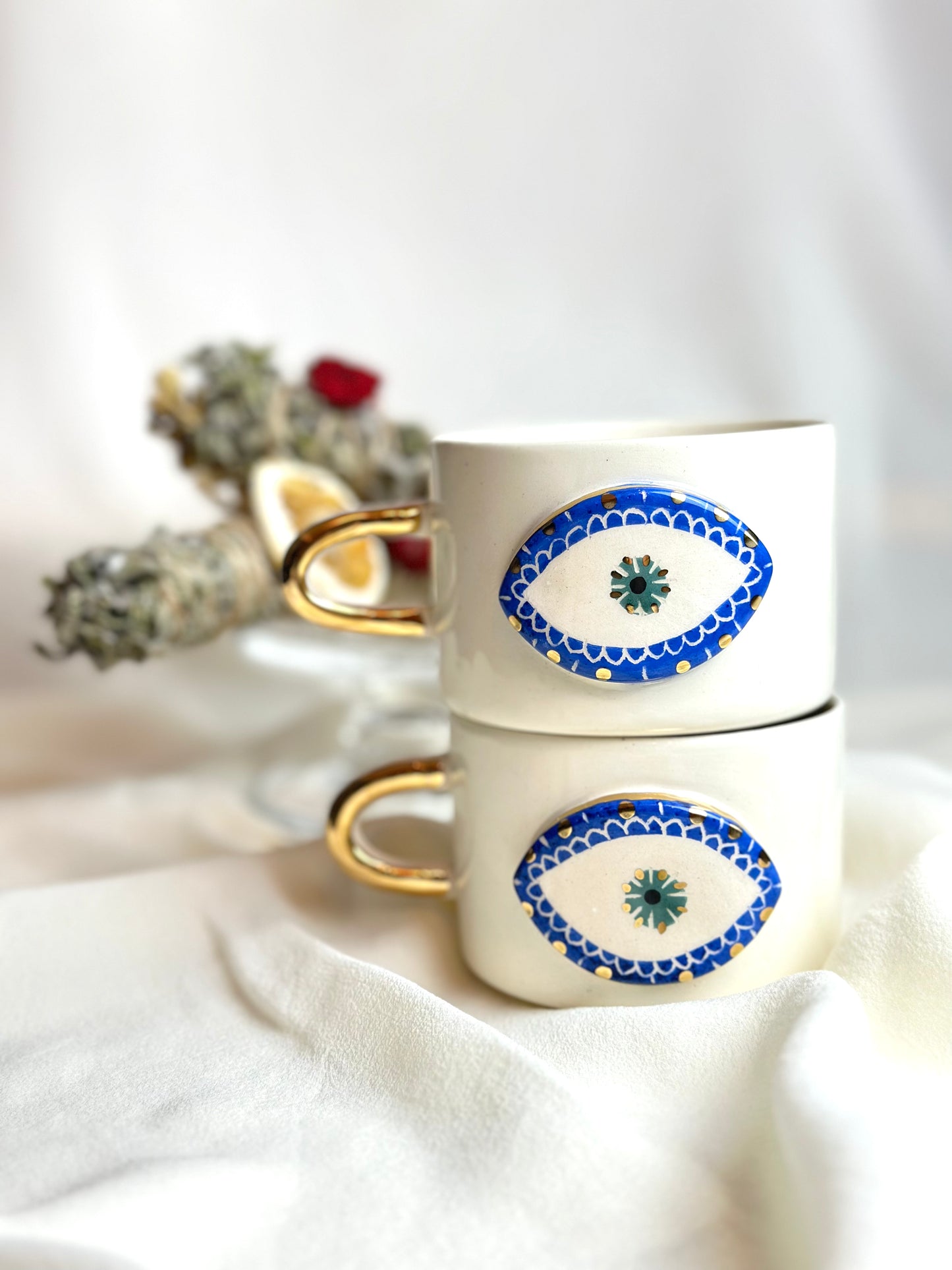 Handgemachte Keramiktasse Wreath eye blue verziert mit 24 Karat Gold