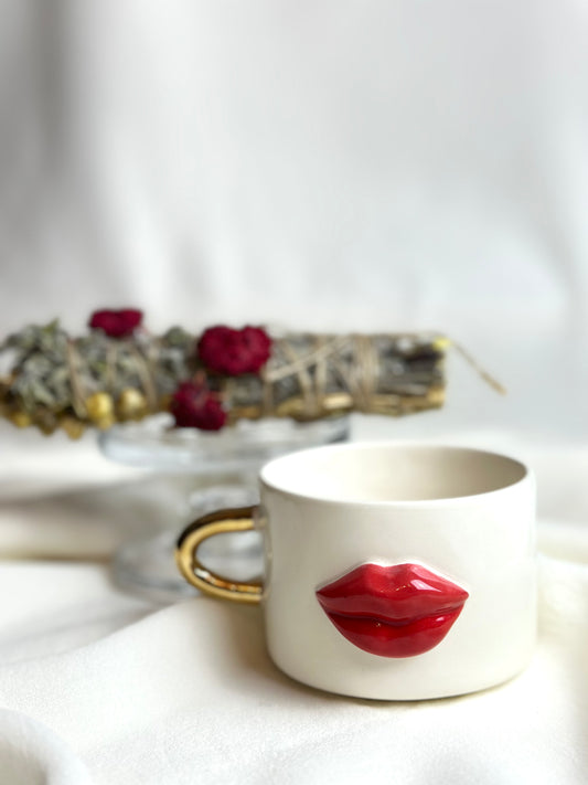 Handgemachte Keramiktasse Red Lips verziert mit 24 Karat Gold